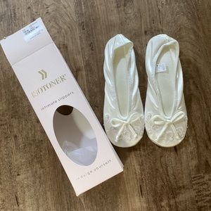Isotoner satin with pearl slippers sm5-6